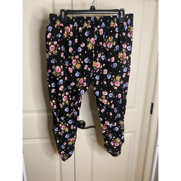 Torrid black floral challis jogger capri pants with elastic tie waist - Picture 4 of 8